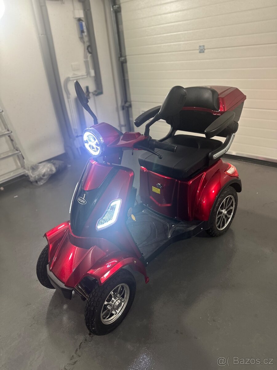 Čtyřkolový elektrický invalidní vozík