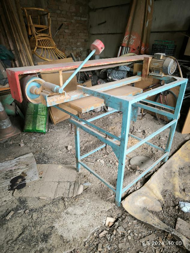 Pásová bruska na dřevo