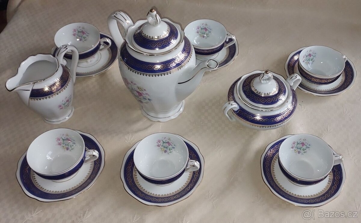 Čajová souprava z karlovarského porcelánu.