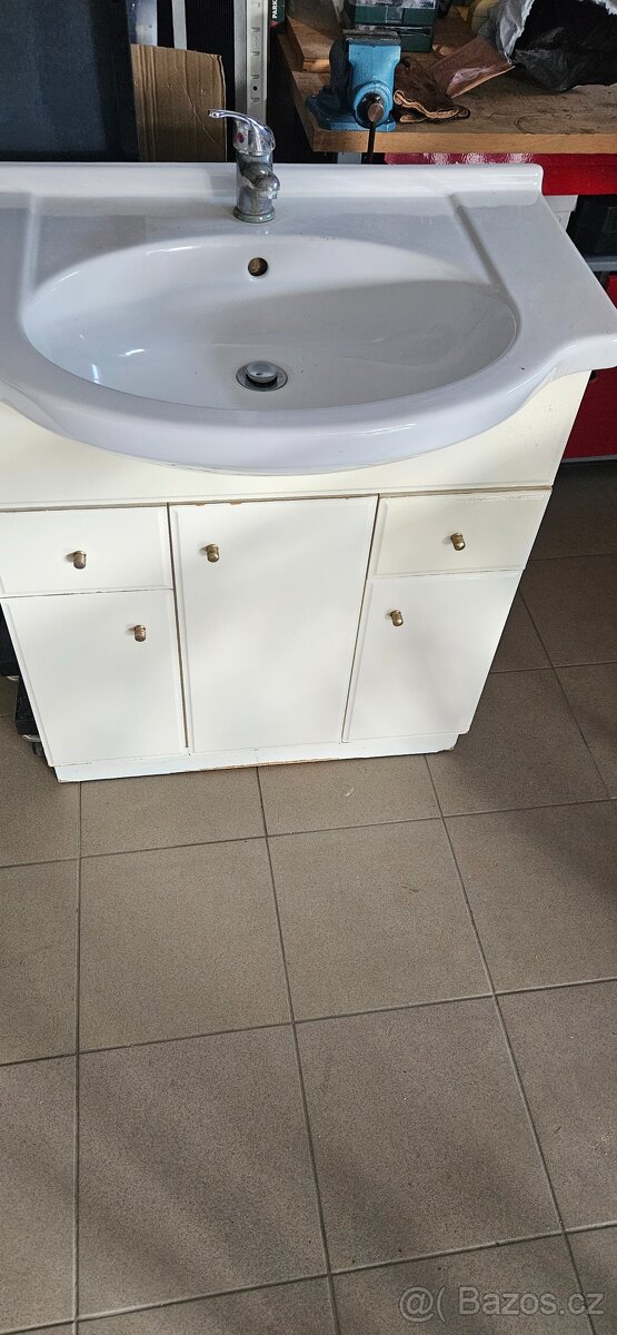 Koupelnove skříňky s umyvadly a bateriemi