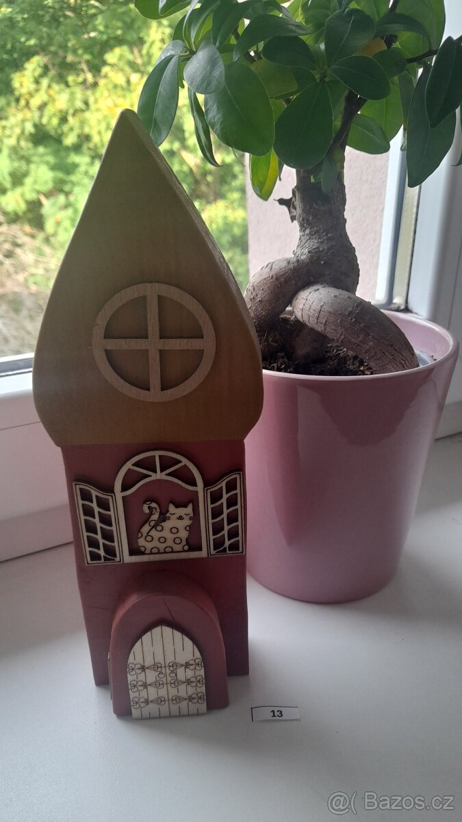 Dřevěný baráček - domeček, kostelík na parapet okna č. 13