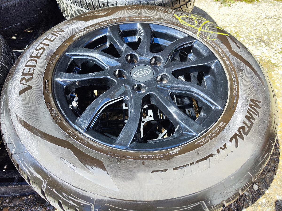 Alu sada=5x114,3= original KIA =s pneu =215/70 R16