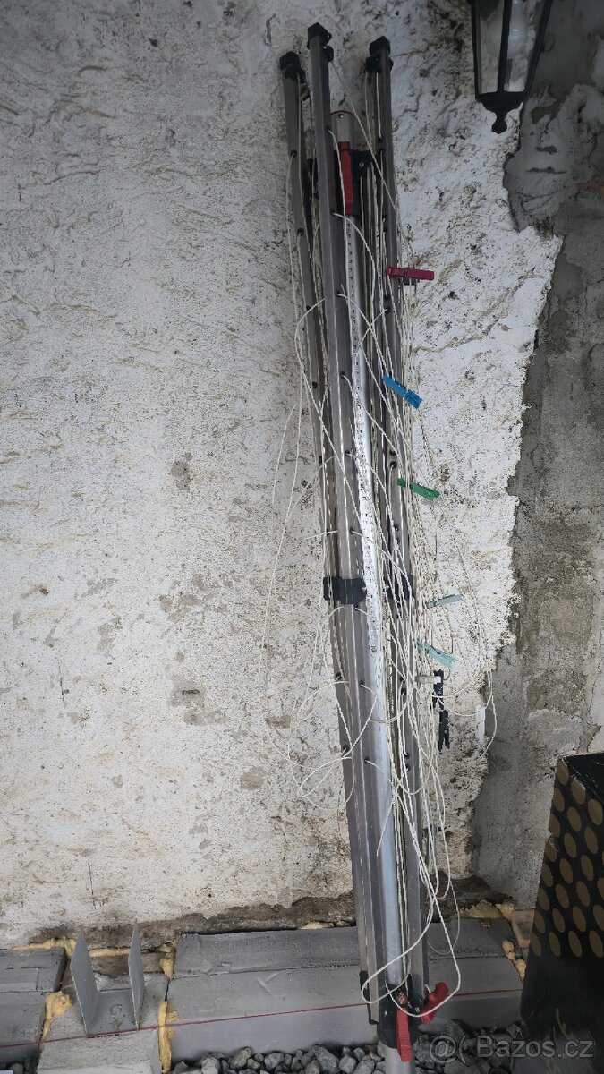 nepoškozený venkovní sušák na prádlo