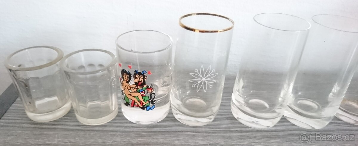 Různé skleněné pohárky, skleničky