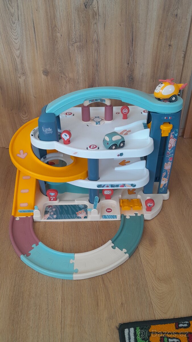 Třípatrová garáž