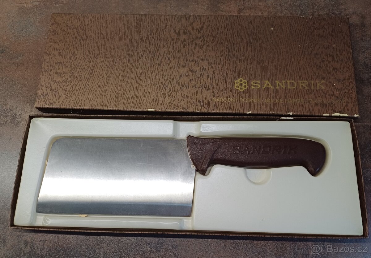 Starý nepoužívaný sekáč na maso SANDRIK