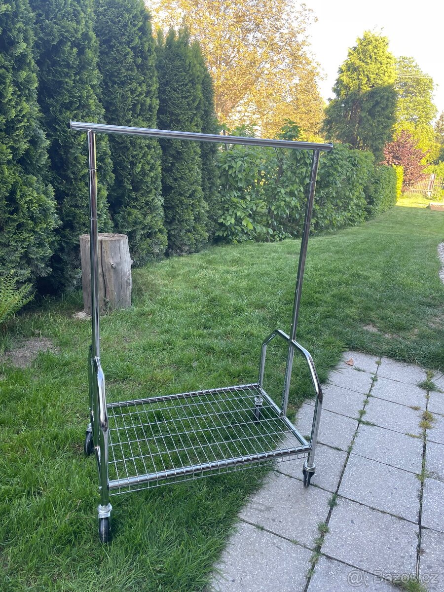 Stendr- stojan na šaty