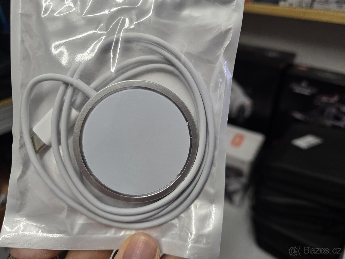 Bezdrátová nabíječka Apple rychlým nabíjením USB-C a magnet