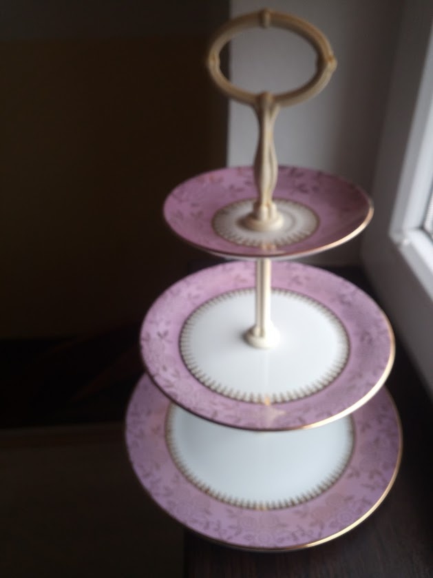 Porcelánový etažér na cukroví