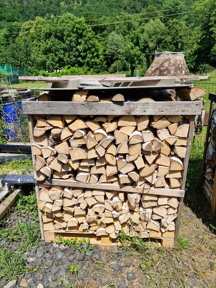ŠTÍPANÁ A SKLÁDANÁ SUCHÁ BŘÍZA