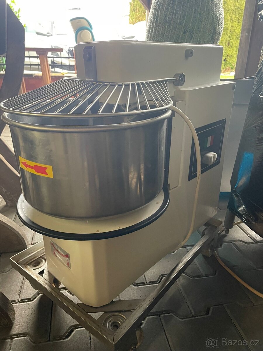 Hnětač těsta jednorychlostní na 15kg