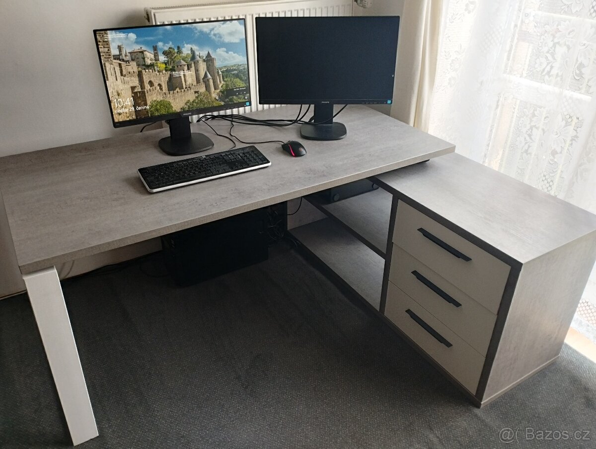 Masivní pracovní rohotvý stůl