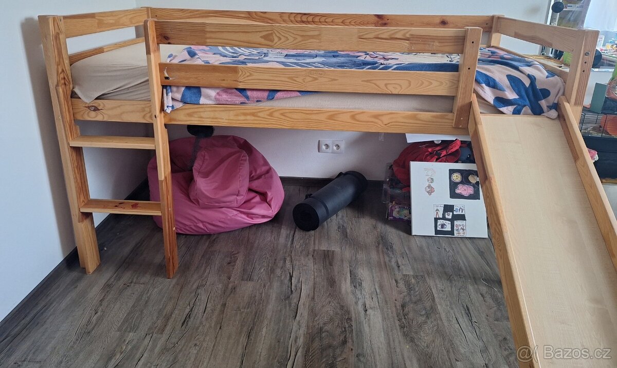 Dětská vyvýšená postel se skluzavkou