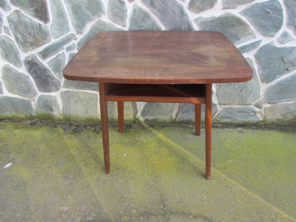 Starší dýhovaný televizní stolek