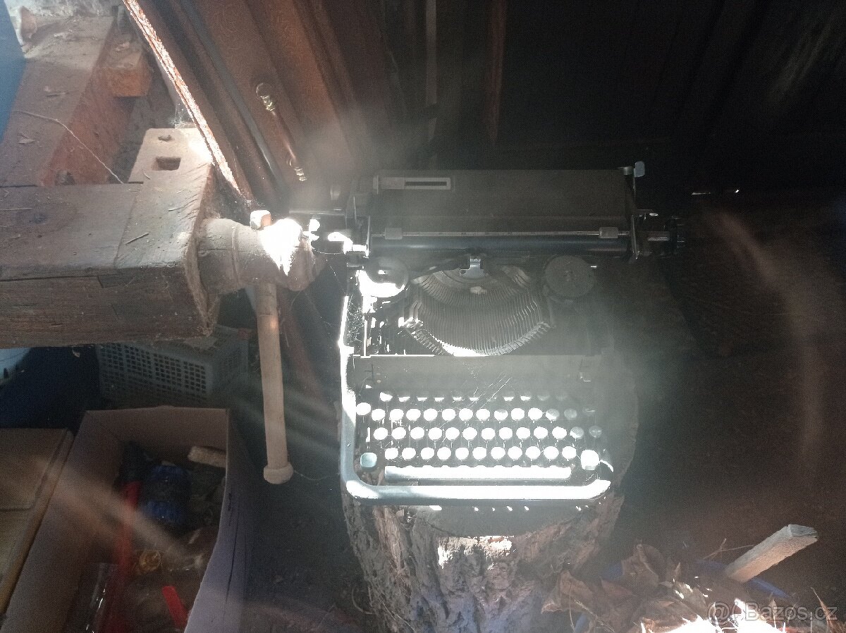Prodám starý psací stroj