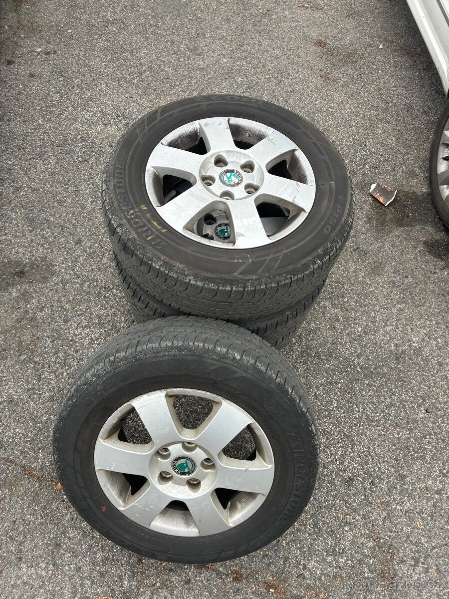Prodám letní kola 195/65 R15 s disky – ŠKODA ORIGINÁL 🛞