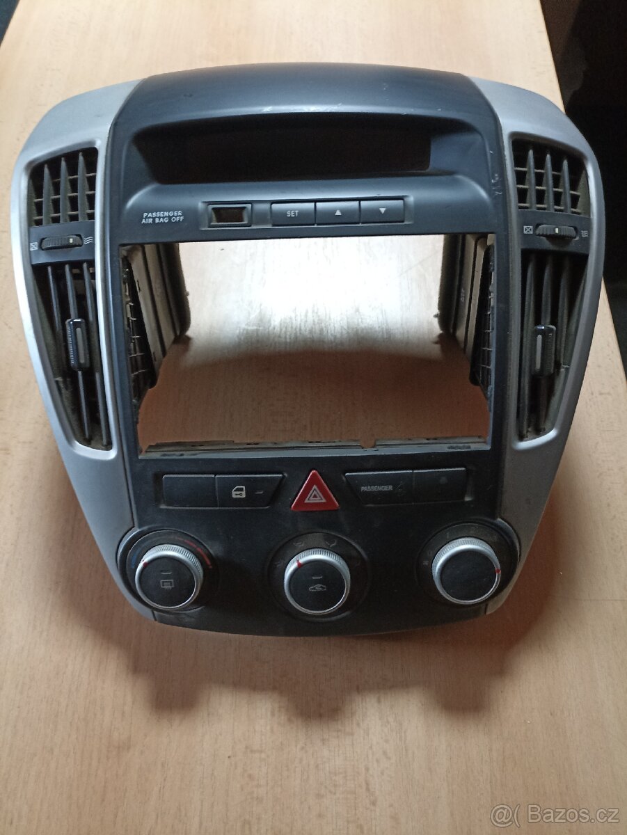 Panel rádia Kia Ceed.