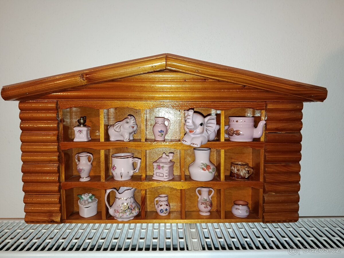 Dřevěná chaloupka s miniatury