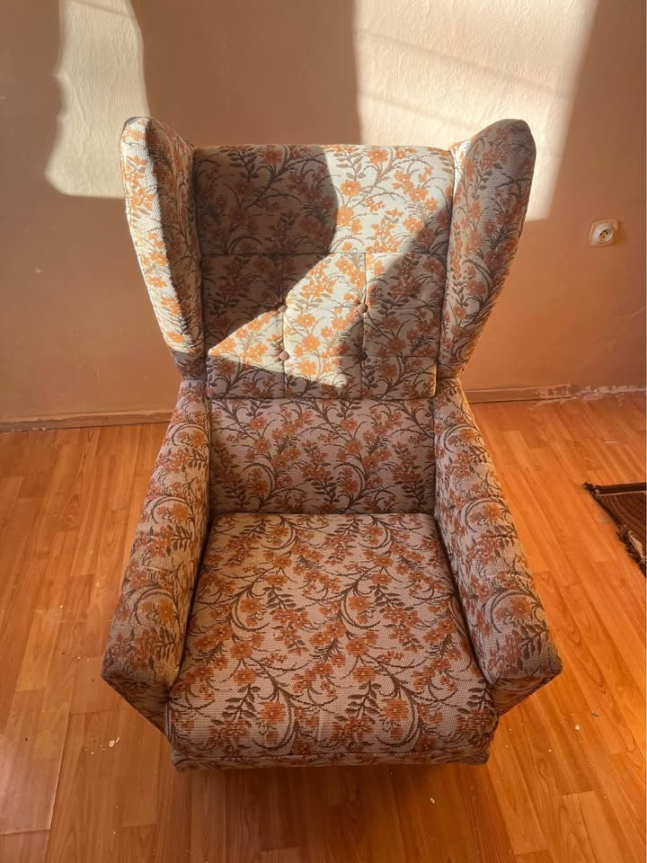 Sedačka s ušákem.