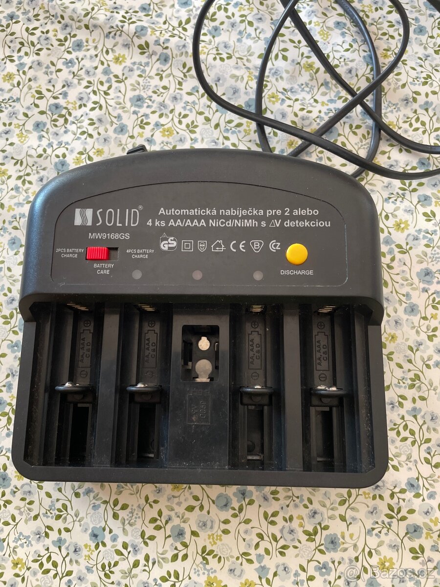 Nabíječka baterií Solid