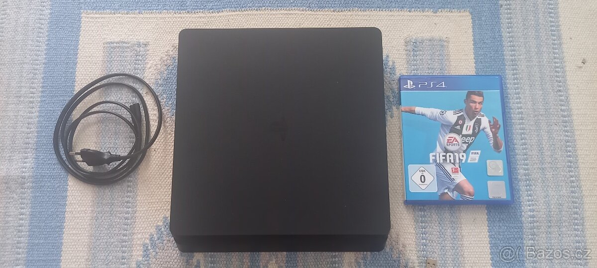 Playstation 4 500GB s hrou