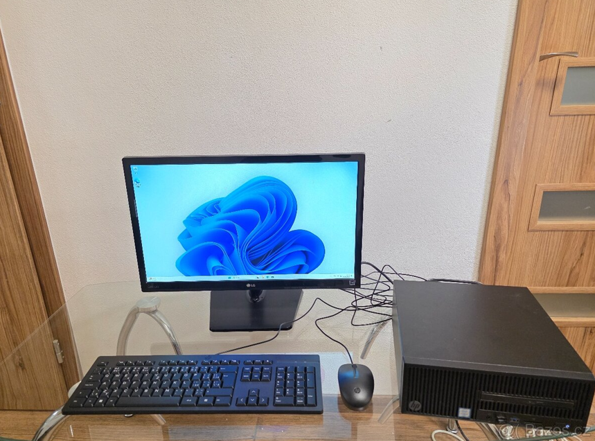 PC sestava s monitorem