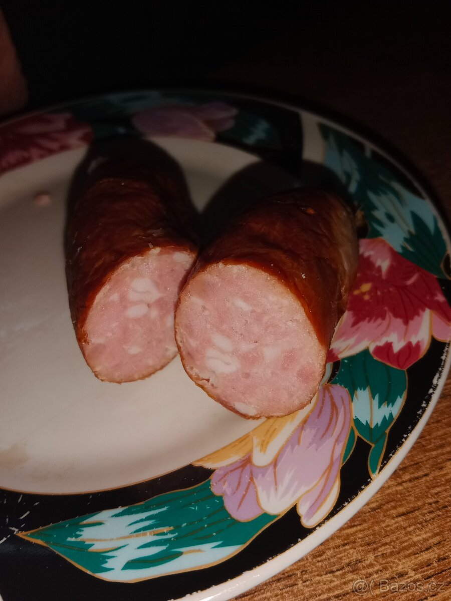 Domácí vepřové sunkove klobasy z udirny