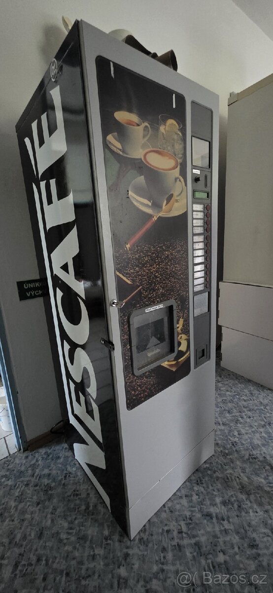 Nápojový automat na teplé nápoje