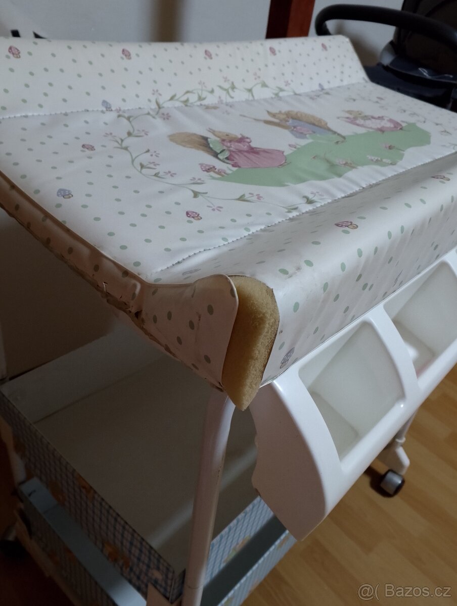 Přebalovaci pultík s vaničkou.