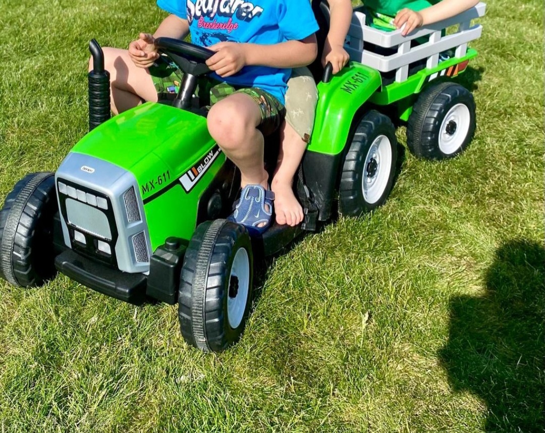 Elektrický traktor s vlečkou Blow zelený