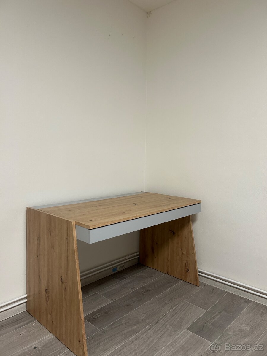 Pracovní/psací stůl
