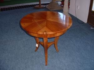 malý stolek s kulatou deskou