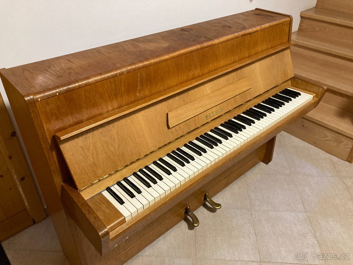 Prodám pianino Petrof model 103 včetně židličky