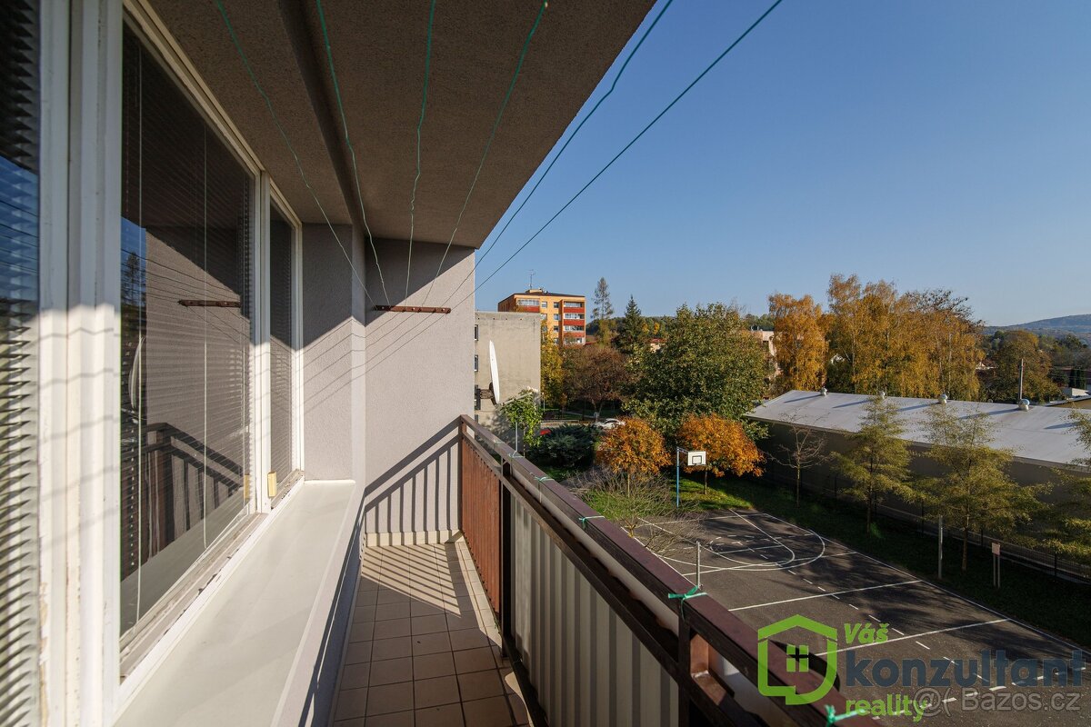 Pronájem prostorného bytu 3+1 s lodžií – 68 m², 3. NP, výtah