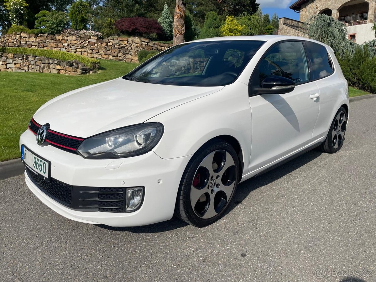 VOLKSWAGEN GOLF 2,0 TSI GTI 155 KW NAVI KAMERA TEMPOMAT