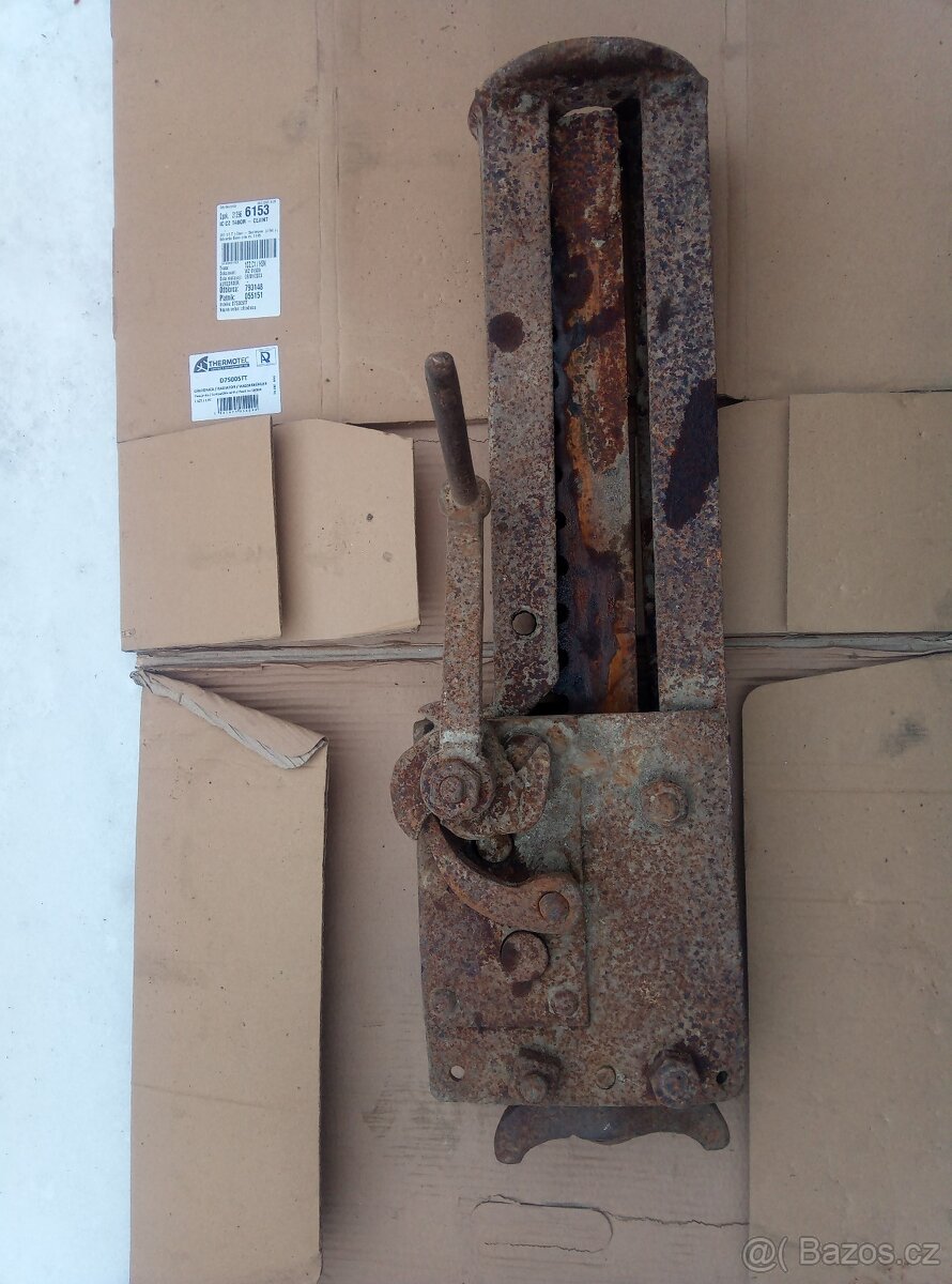 Prastarý zvedák (hever, vintna)