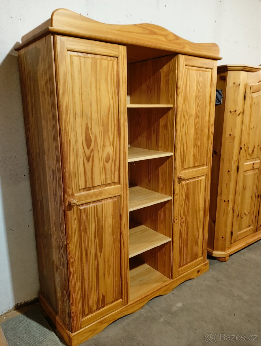 Selská celodřevěná šatní skříň