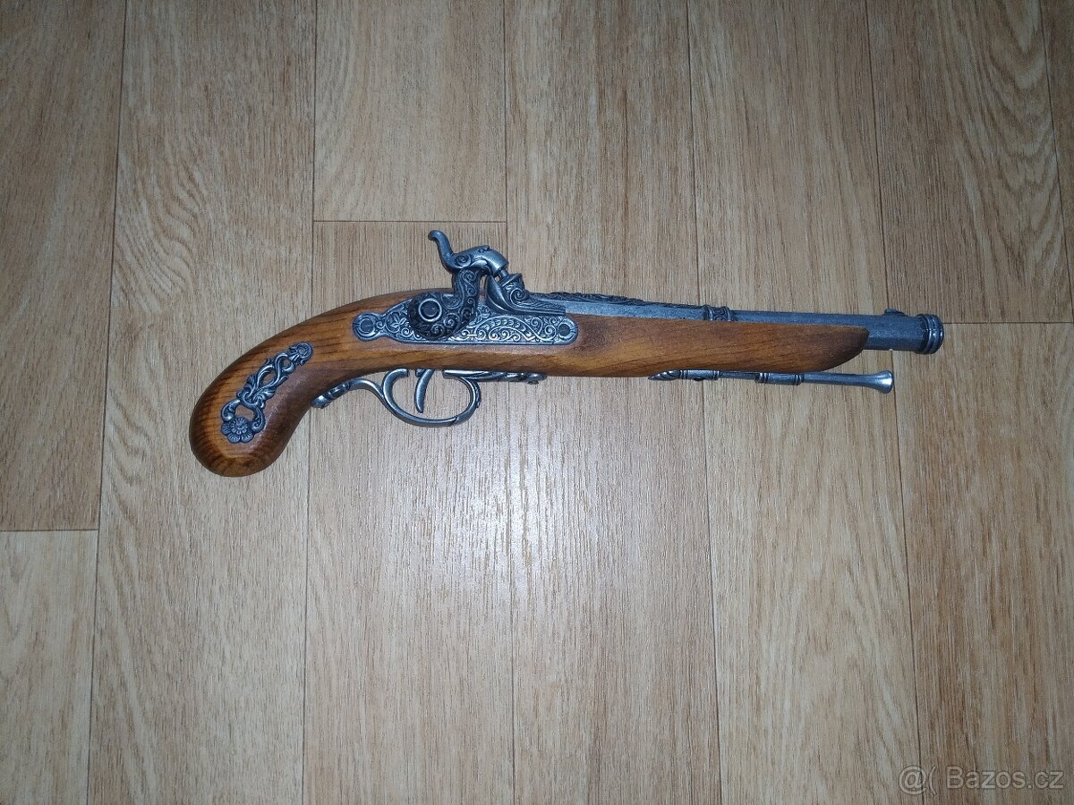Dekorativní pirátská dřevěná pistol