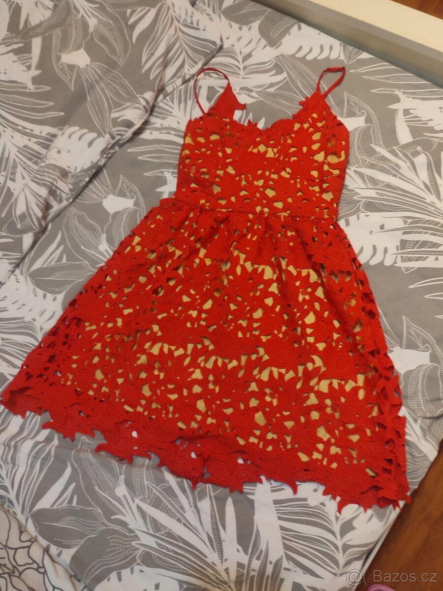 Červené krajkové šaty vel 36 Vero Moda
