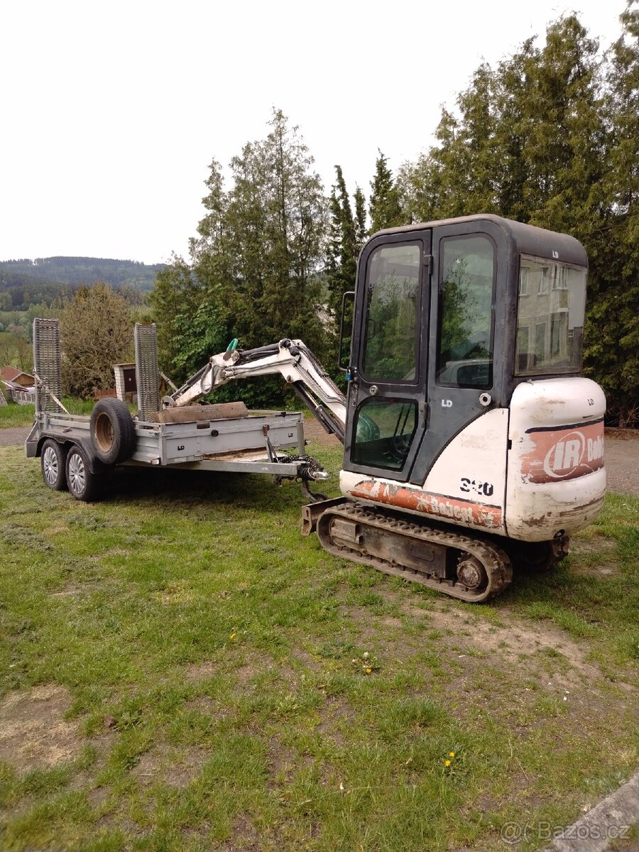 Mini bagr bobcat