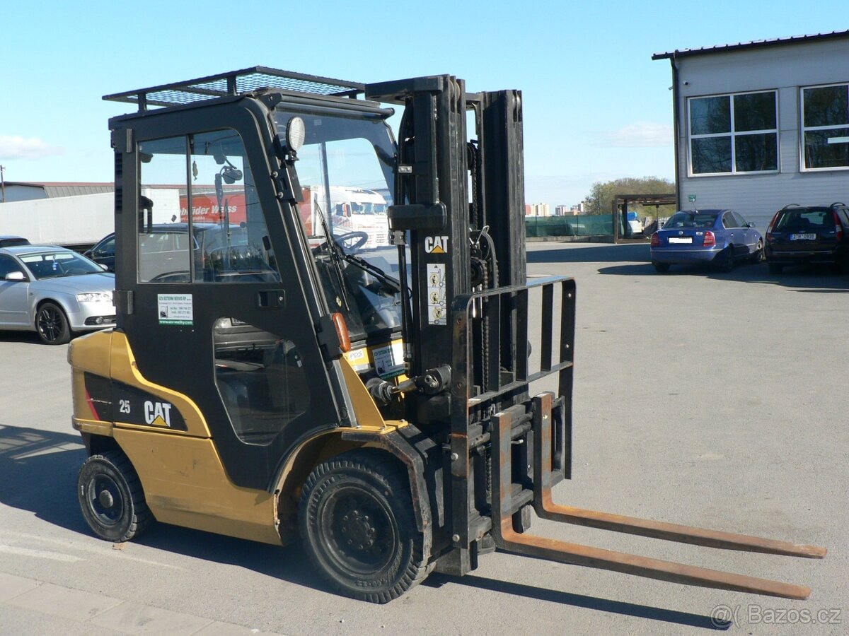 PRONÁJEM vysokozdvižného vozíku CATERPILLAR