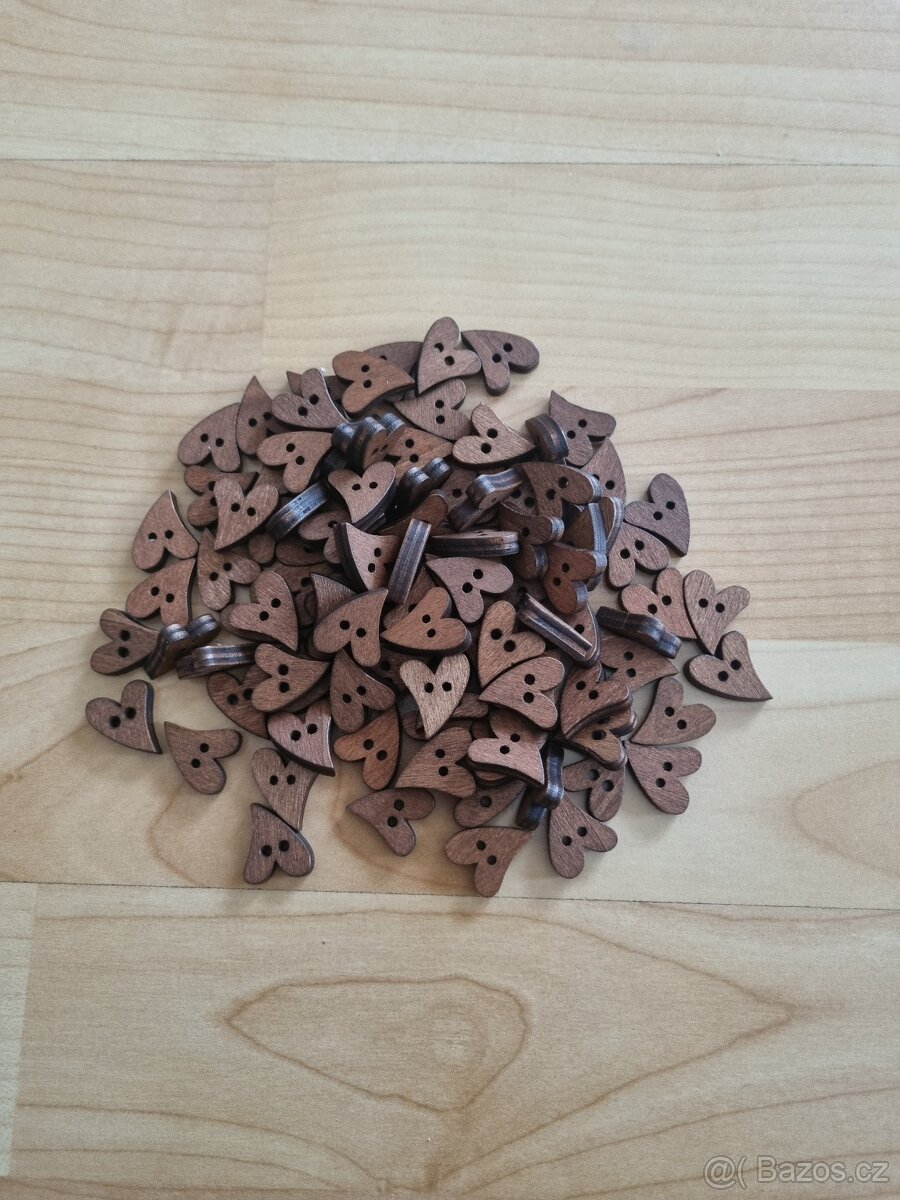 Dřevěný knoflík - srdce hnědé - 100 ks
