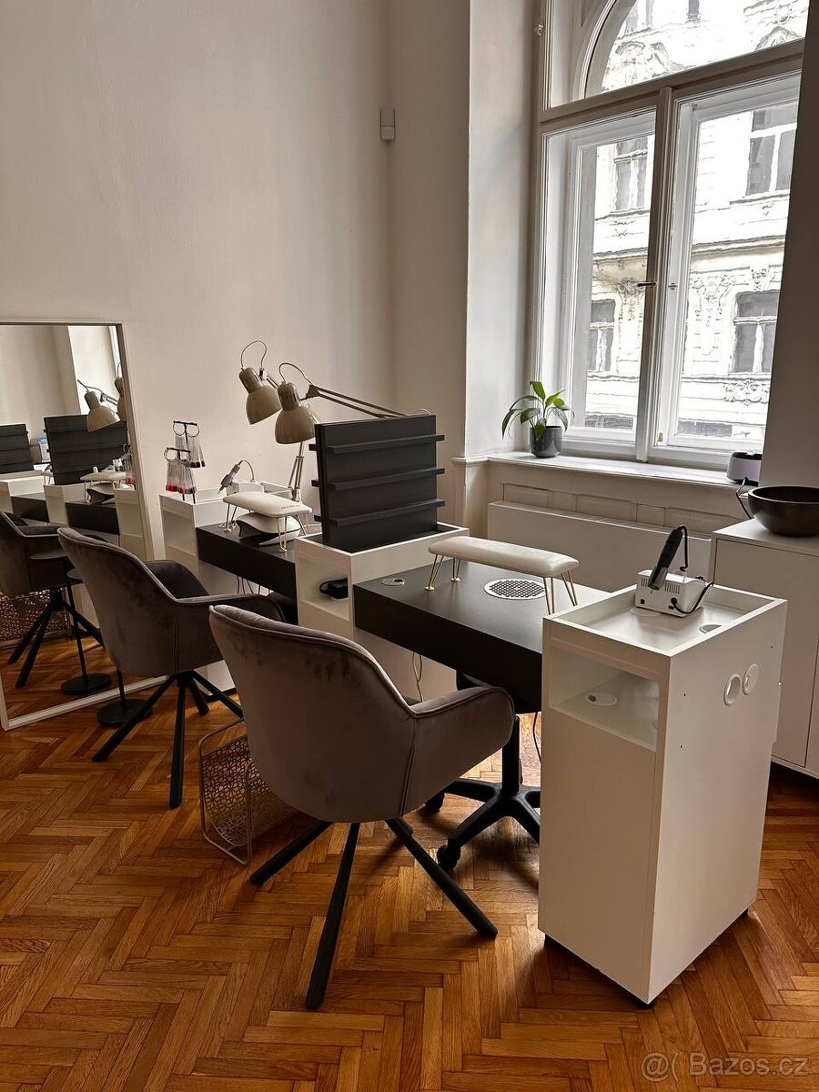 Manikúrní stůl s odsáváním pro dvě pracovní místa