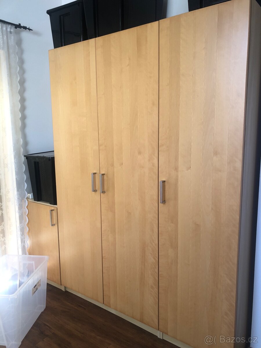 IKEA skříň šatní, komoda, noční stolek a psací stůl