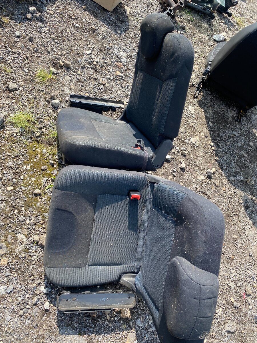 NISSAN NV200 - NÁHRADNÍ DÍLY - SEDAČKY,ŘÍZENÍ, ATD.