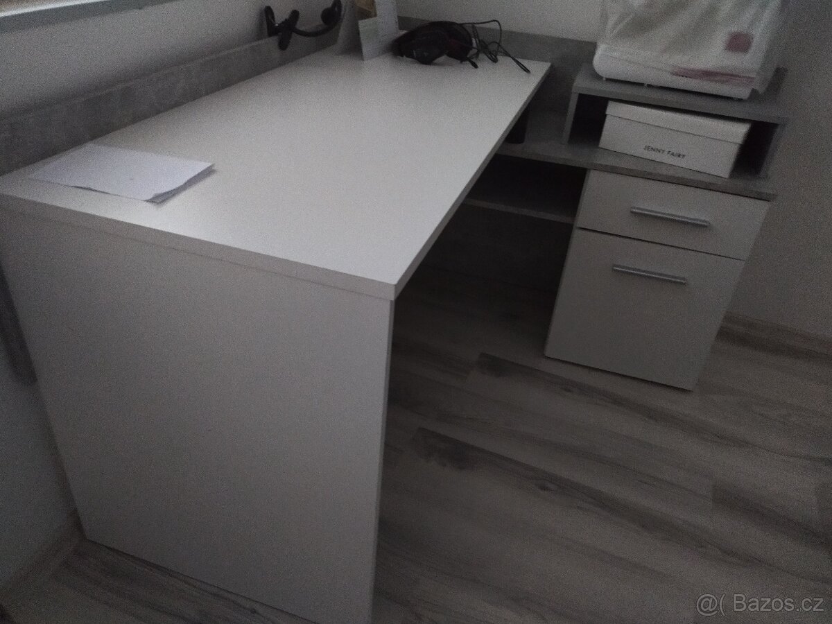 Pracovní stůl