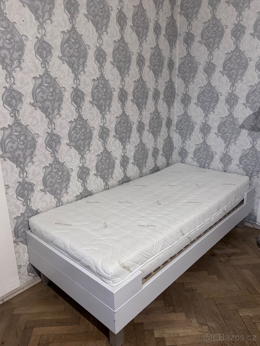 Posteľ s matracom