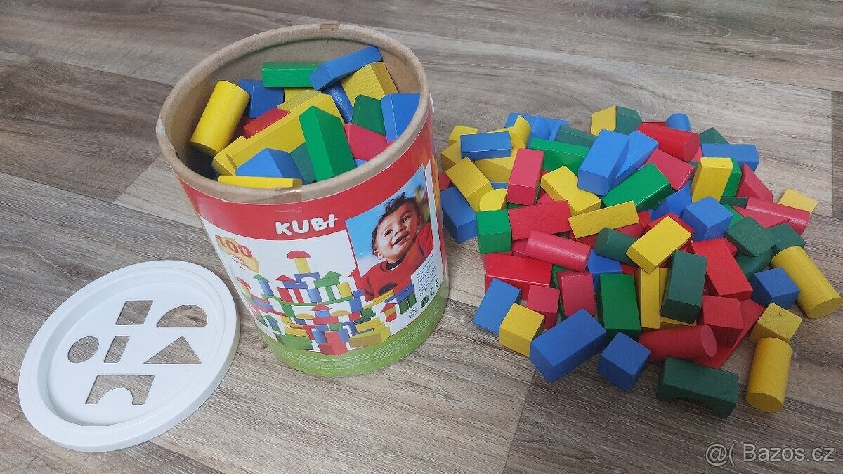 Dřevěné barevné hrací kostky