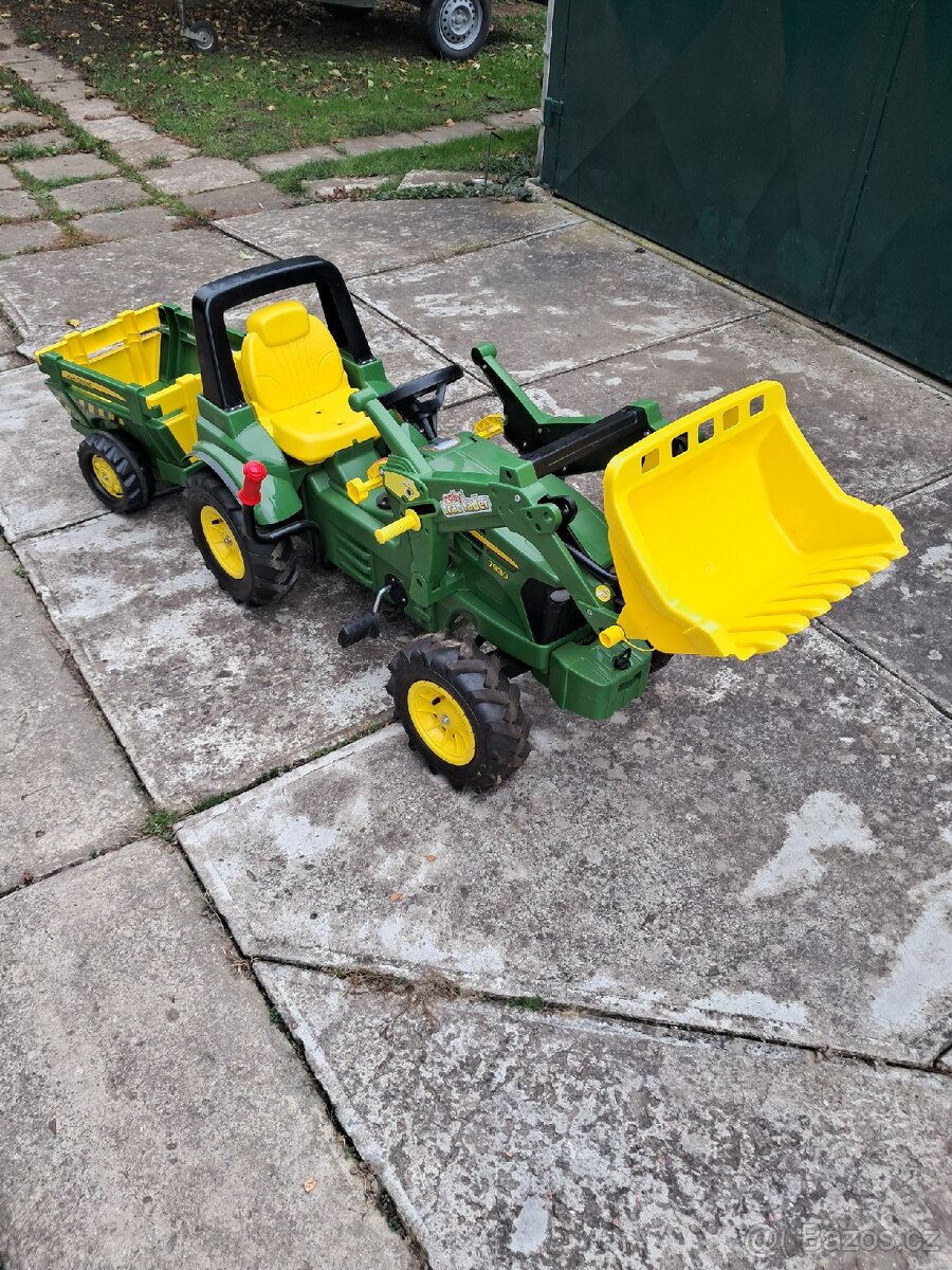 ==REZERVACE==Šlapací traktor John Deere. Jako nový