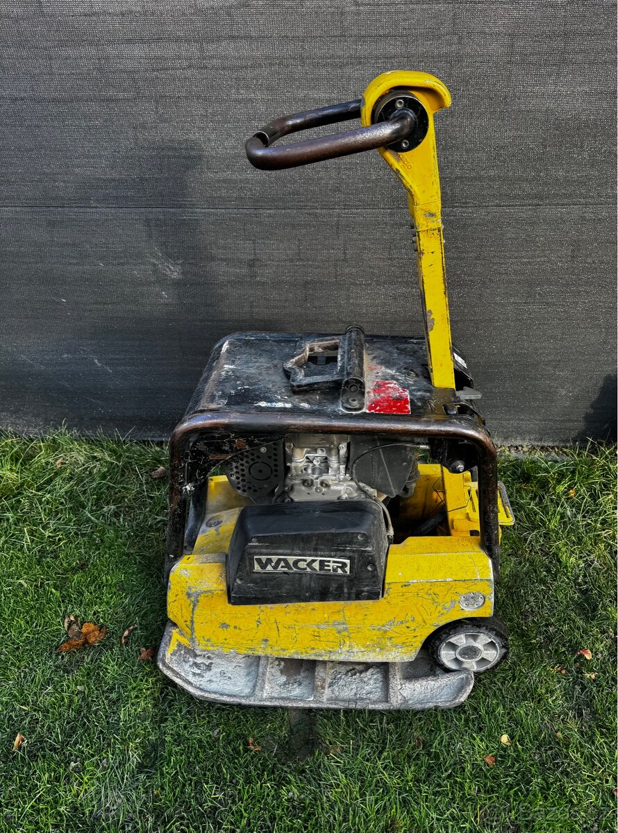 Vibracni deska s pojezdem - Wacker 2550H